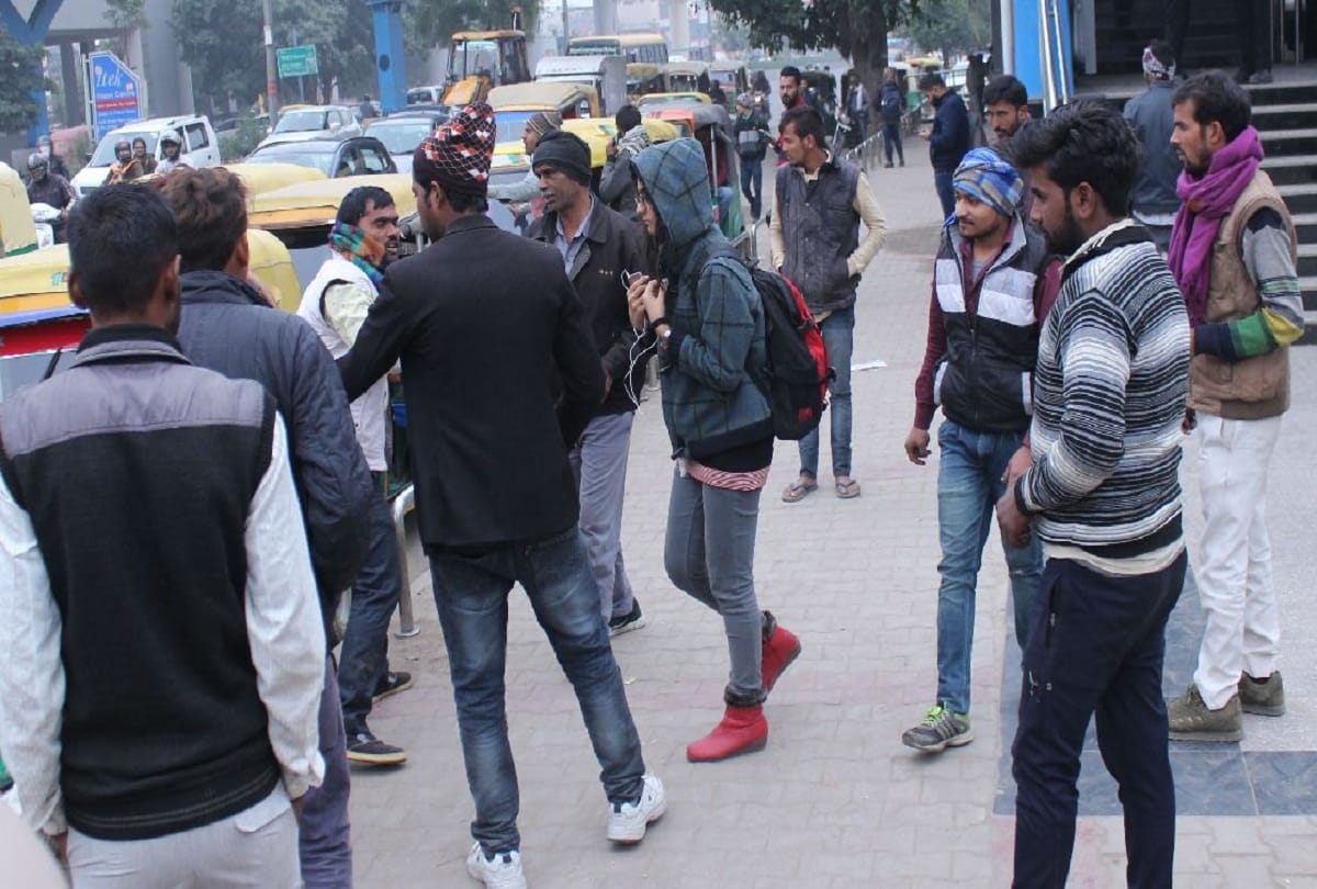Women passengers unsafe as Auto Rickshaws outside metro stations performs miscreant activities