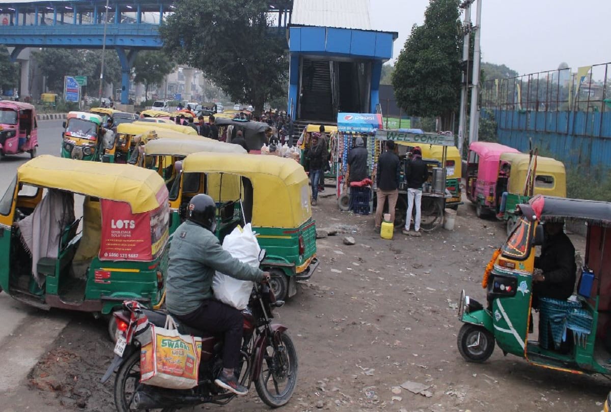 Women passengers unsafe as Auto Rickshaws outside metro stations performs miscreant activities