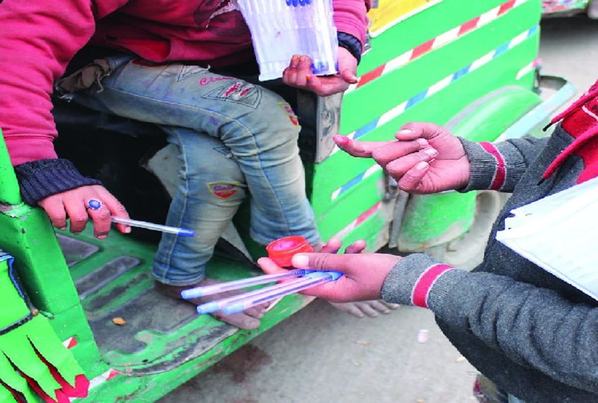 Women passengers unsafe as Auto Rickshaws outside metro stations performs miscreant activities