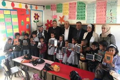 फलस्तीनी बच्चों के बांटे गए सोलर पावर स्टडी लैंप