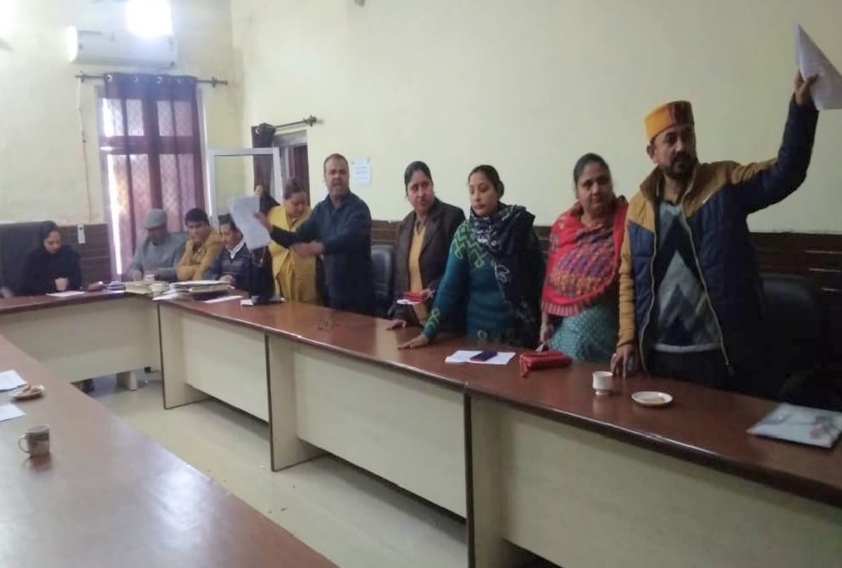 ruckus in Paonta Municipal Council meeting, sloganeering against the president, sought resignation