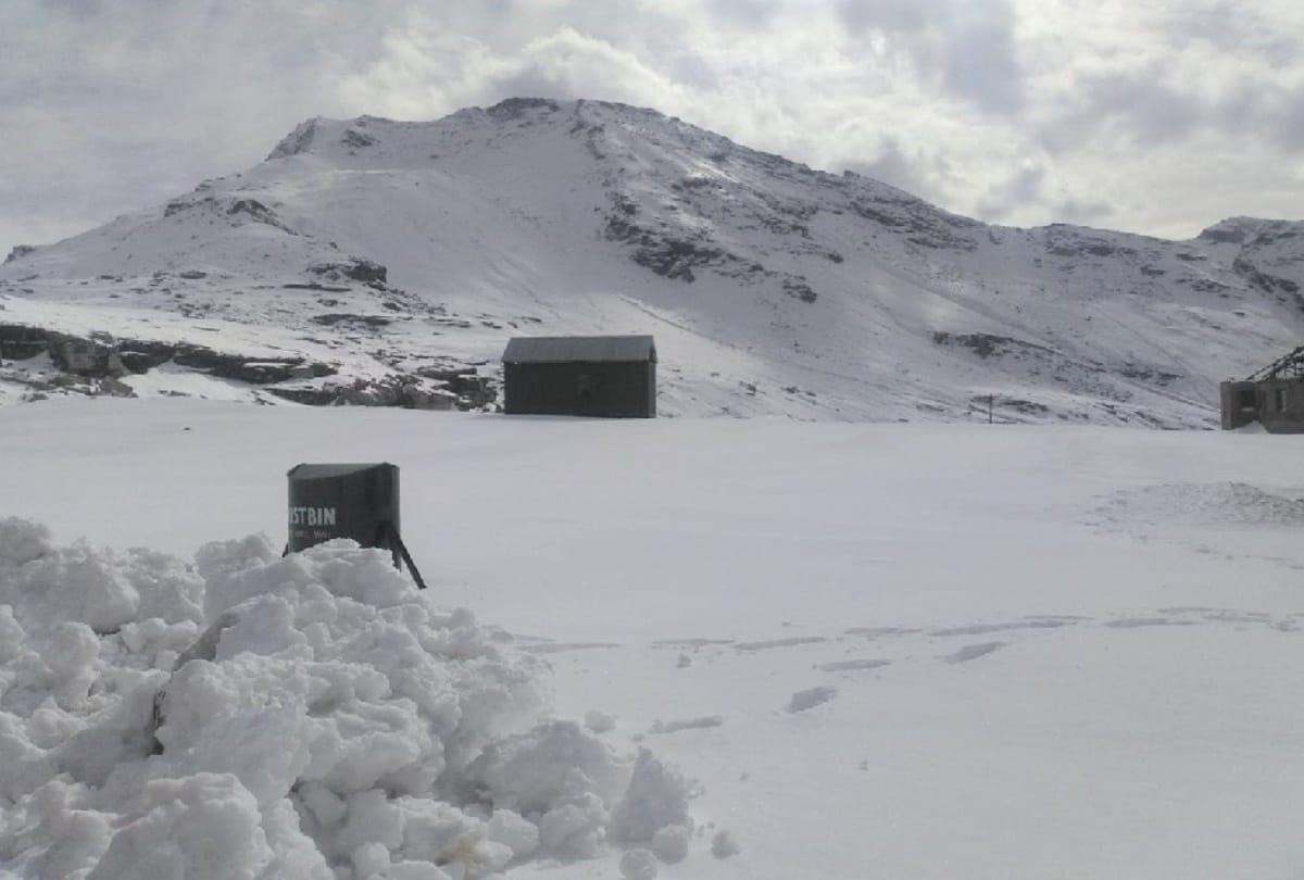 Vehicles will not pass through Manali-Leh route for six months, eight feet of snow in Rohtang Pass