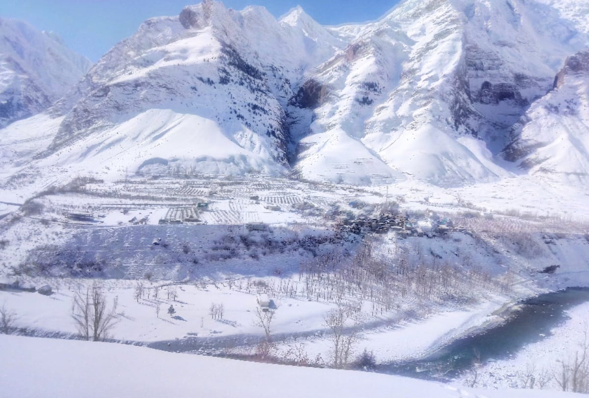 Himachal in the grip of cold wave, river drain frozen , rain and snowfall prediction again