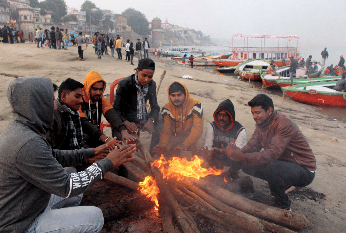 Varanasi Temperature low weather cold winter people on assi ghat one died