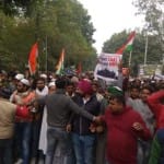 विरोध प्रदर्शन करते मुस्लिम