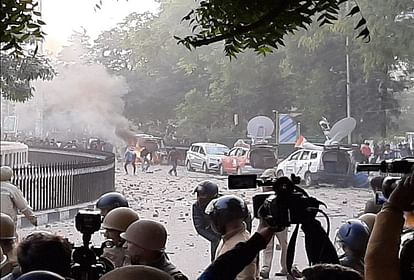 प्रदर्शनकारियों ने मीडिया की गाड़ियों में लगाई आग