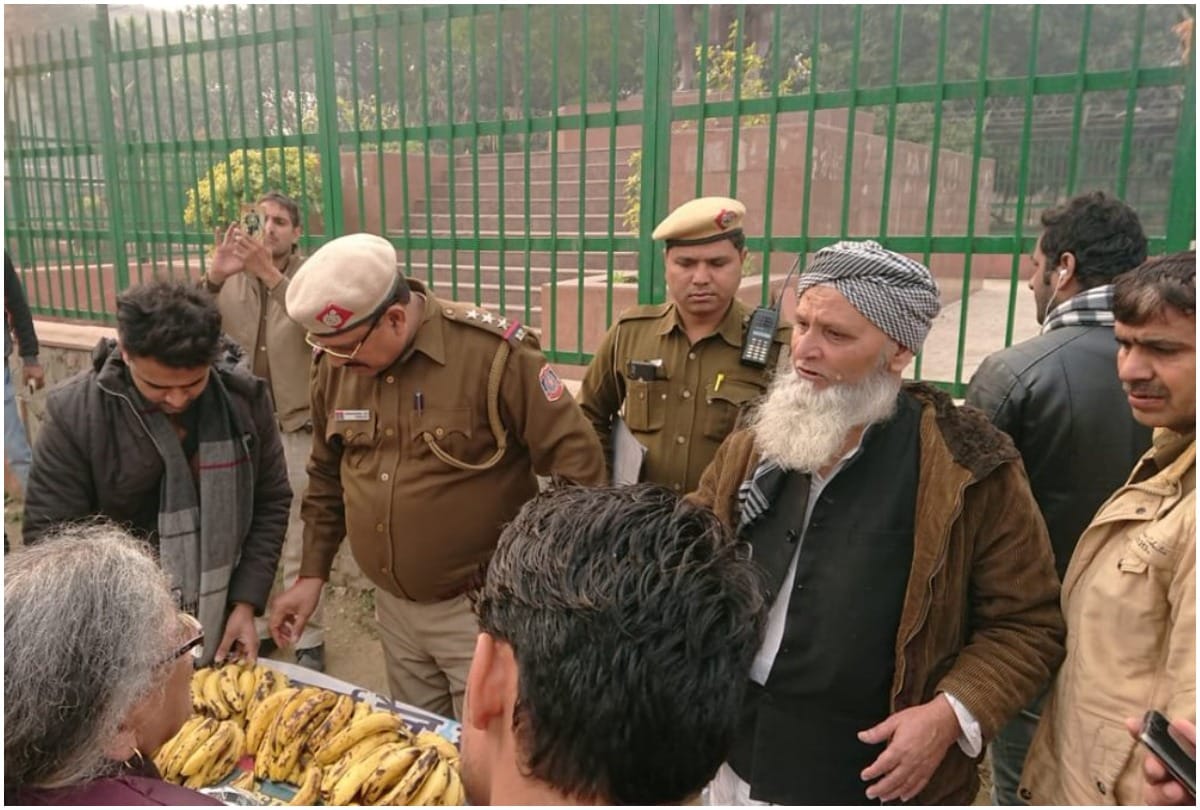 Police personnel offered refreshments Rajiv Gandhi Stadium in Bawana to CAA protesters