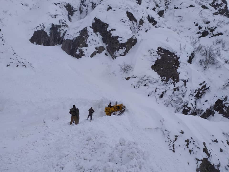 Soldiers Cutted Snow Mountains and make Road on Badrinath malari Highway see Visuals
