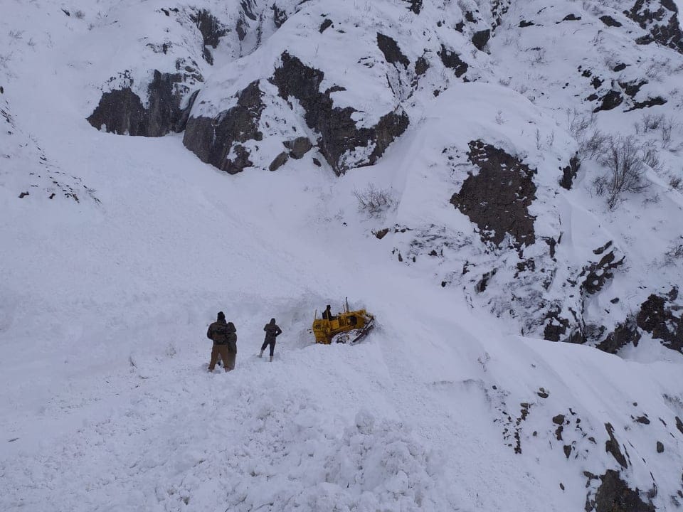 Soldiers Cutted Snow Mountains and make Road on Badrinath malari Highway see Visuals