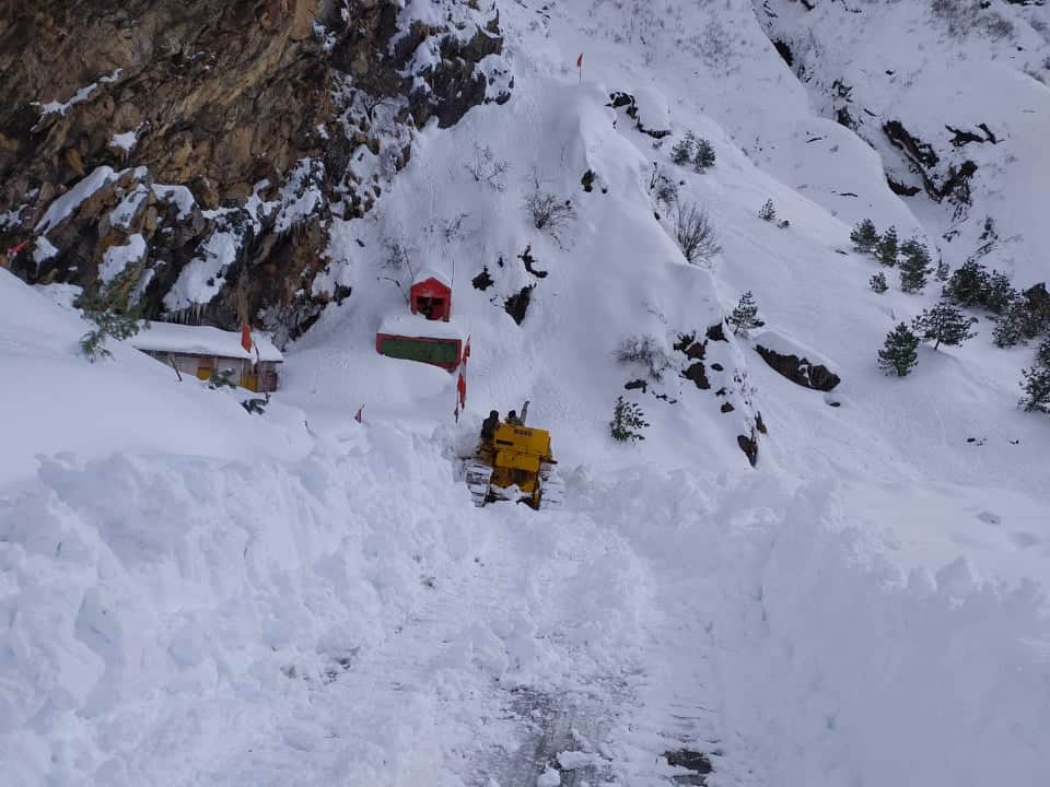 Soldiers Cutted Snow Mountains and make Road on Badrinath malari Highway see Visuals
