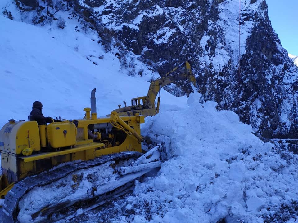 Soldiers Cutted Snow Mountains and make Road on Badrinath malari Highway see Visuals