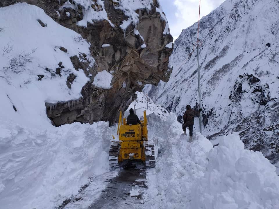 Soldiers Cutted Snow Mountains and make Road on Badrinath malari Highway see Visuals
