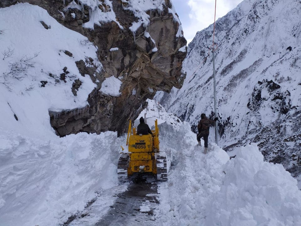 Soldiers Cutted Snow Mountains and make Road on Badrinath malari Highway see Visuals