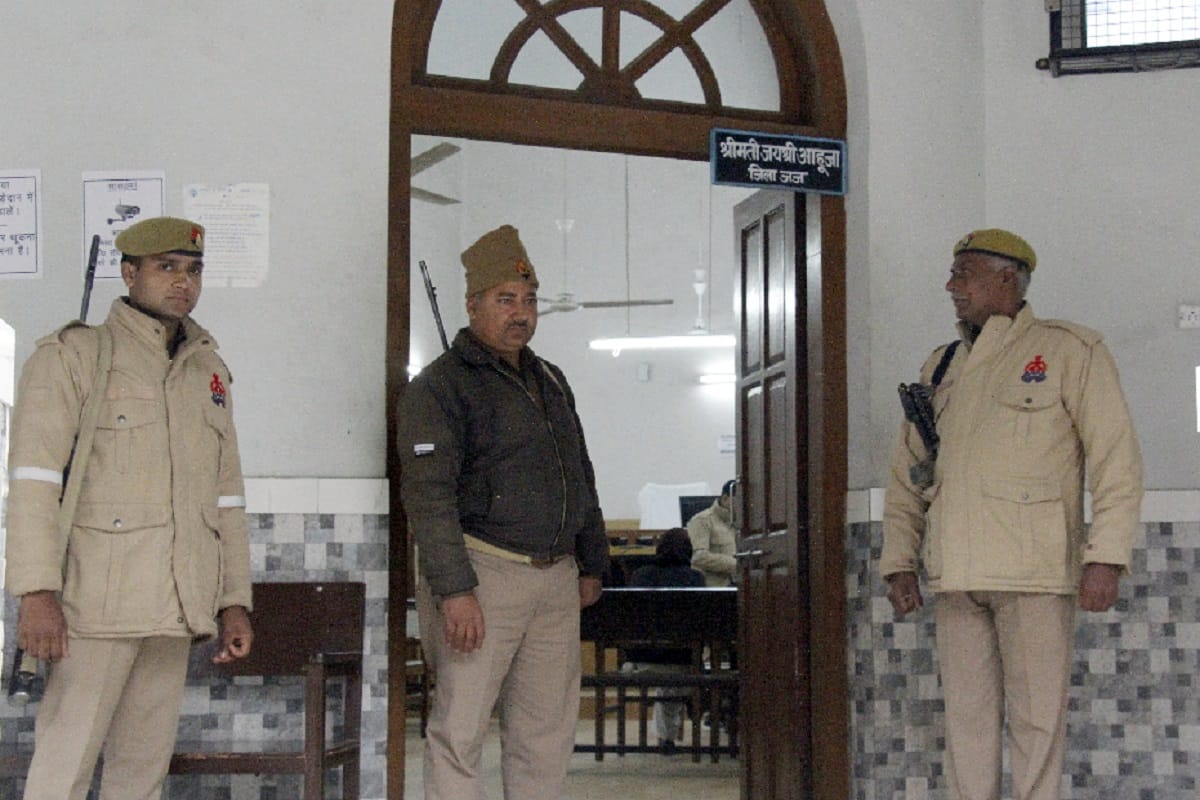 Murder in courtroom but now one gate have closed in court of Bijnor