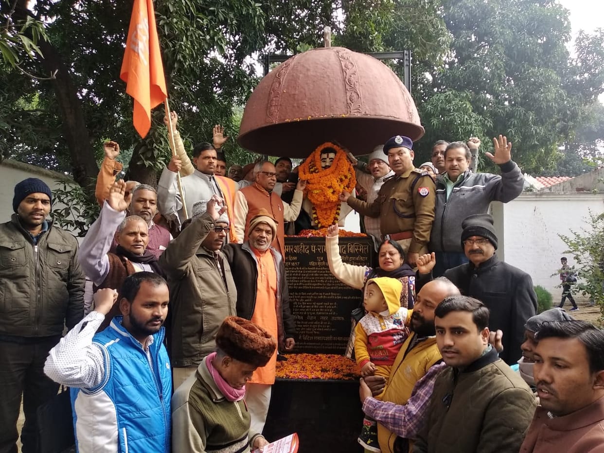 bjp workers pay tribute saheed Pandit Ram Prasad Vismil statue