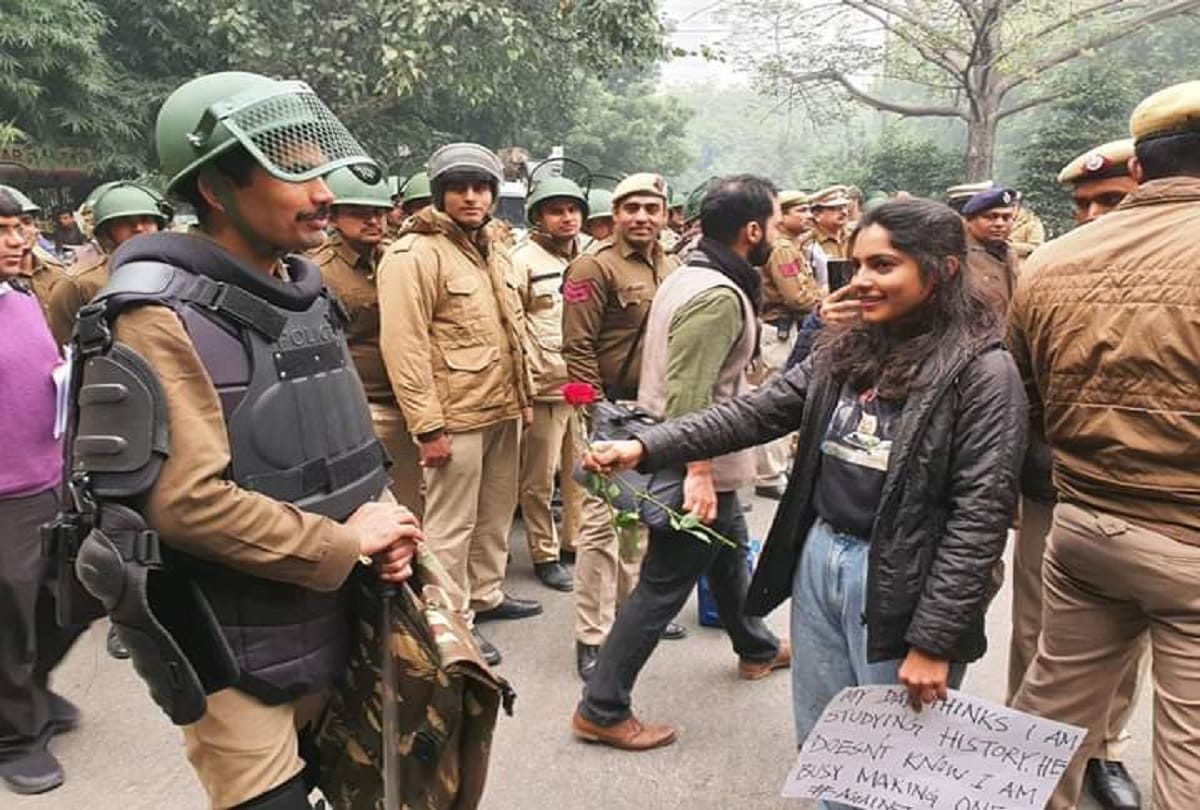 Delhi girl gives rose to policeman during CAA protest in Mandi House