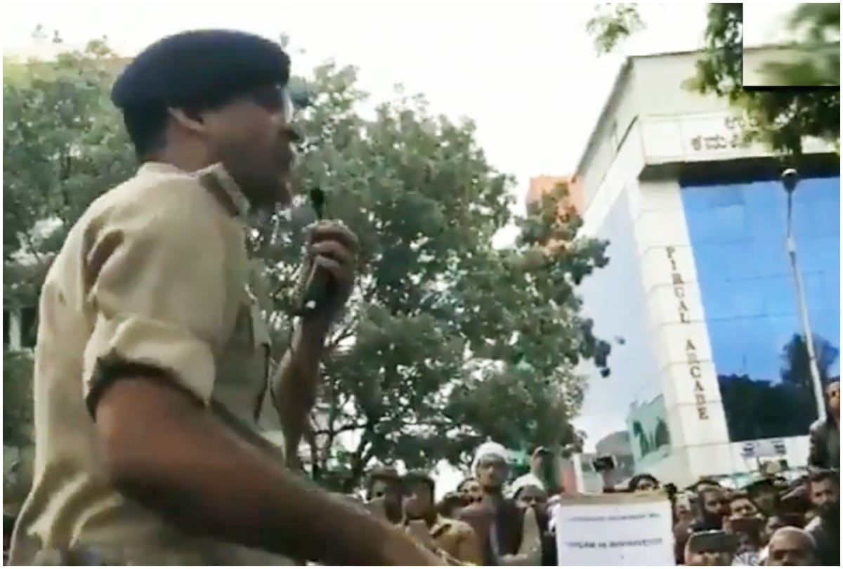 Karnataka DCP Bengaluru Chetan Singh Rathore sing national anthem with protesters , caa cab 2019