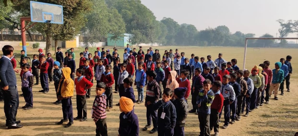 Winter is at its peak, now students give uniform money, school, students, fatehabad