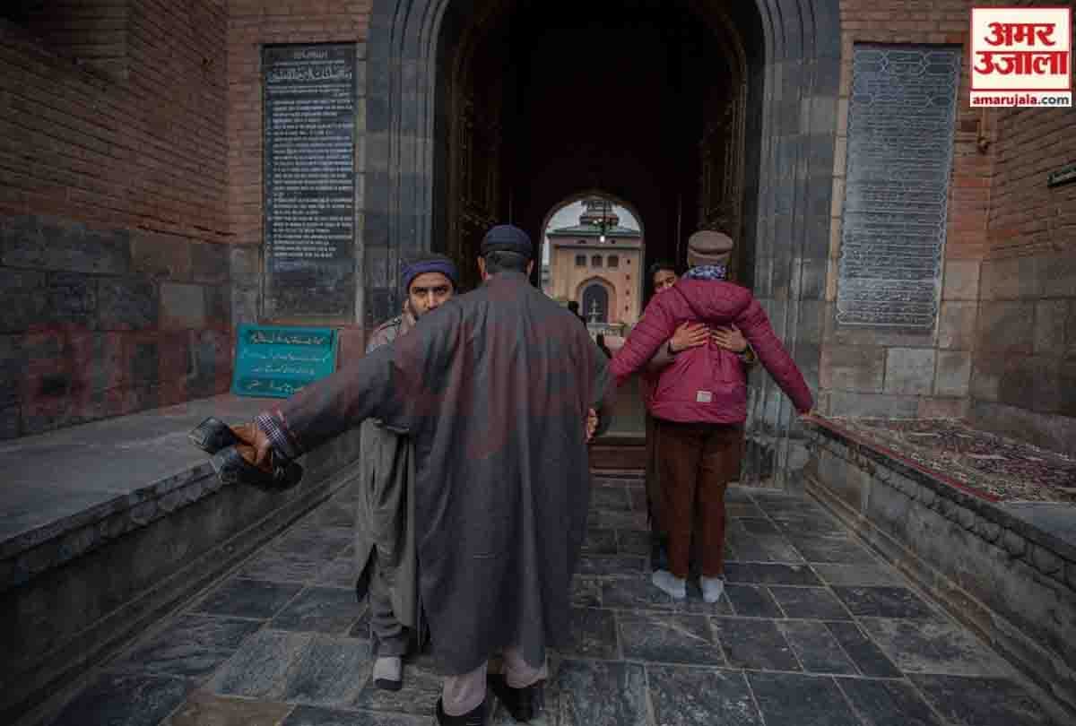 Namaz offered for the first time in Jamia Masjid after Article 370 was removed