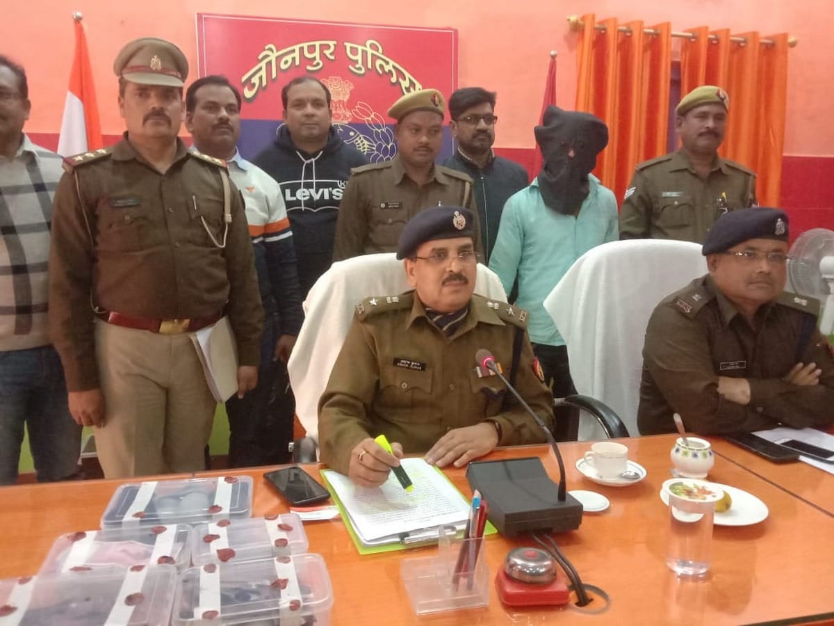 Police revealed arrested one person in loot axis bank jaunpur