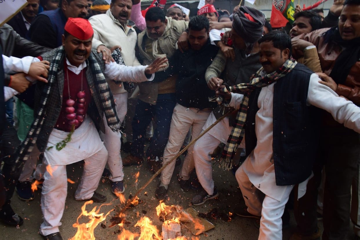 Samajwadi Party  on the road against NRC, burnt effigy