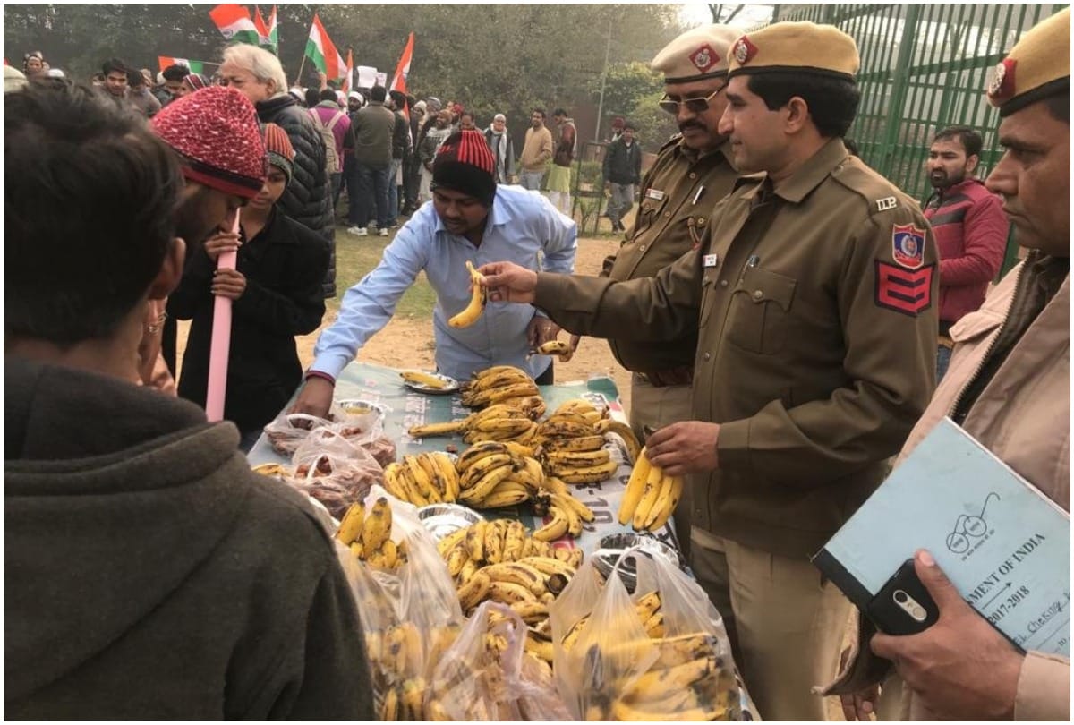 Police personnel offered refreshments Rajiv Gandhi Stadium in Bawana to CAA protesters