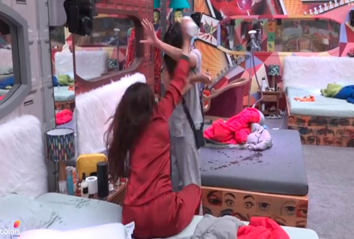 Bigg Boss 13 Shefali Bagga midnight drama irritated housemates Madhurima Tuli thrown Water