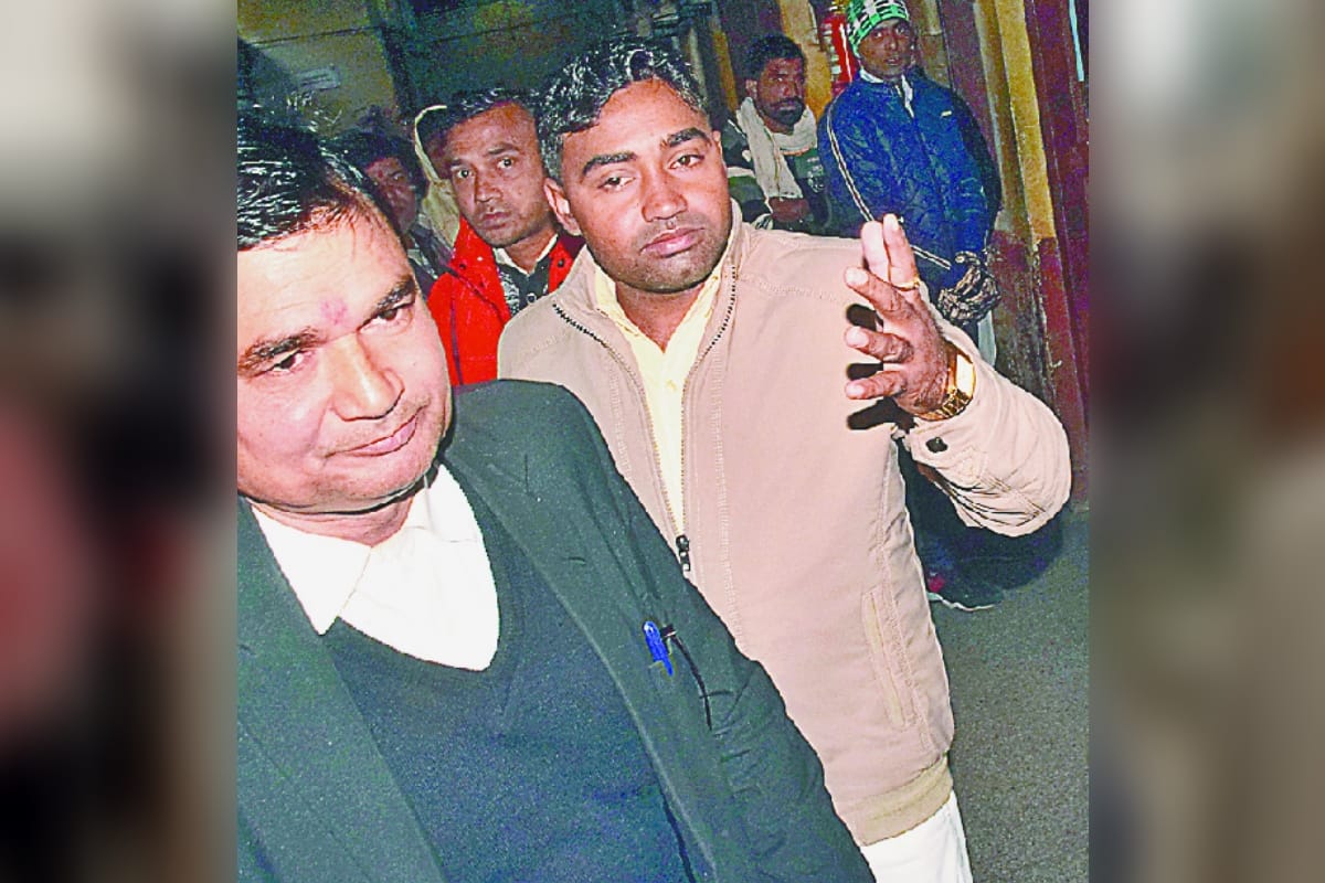 Victims father beaten the rape accused in court in meerut