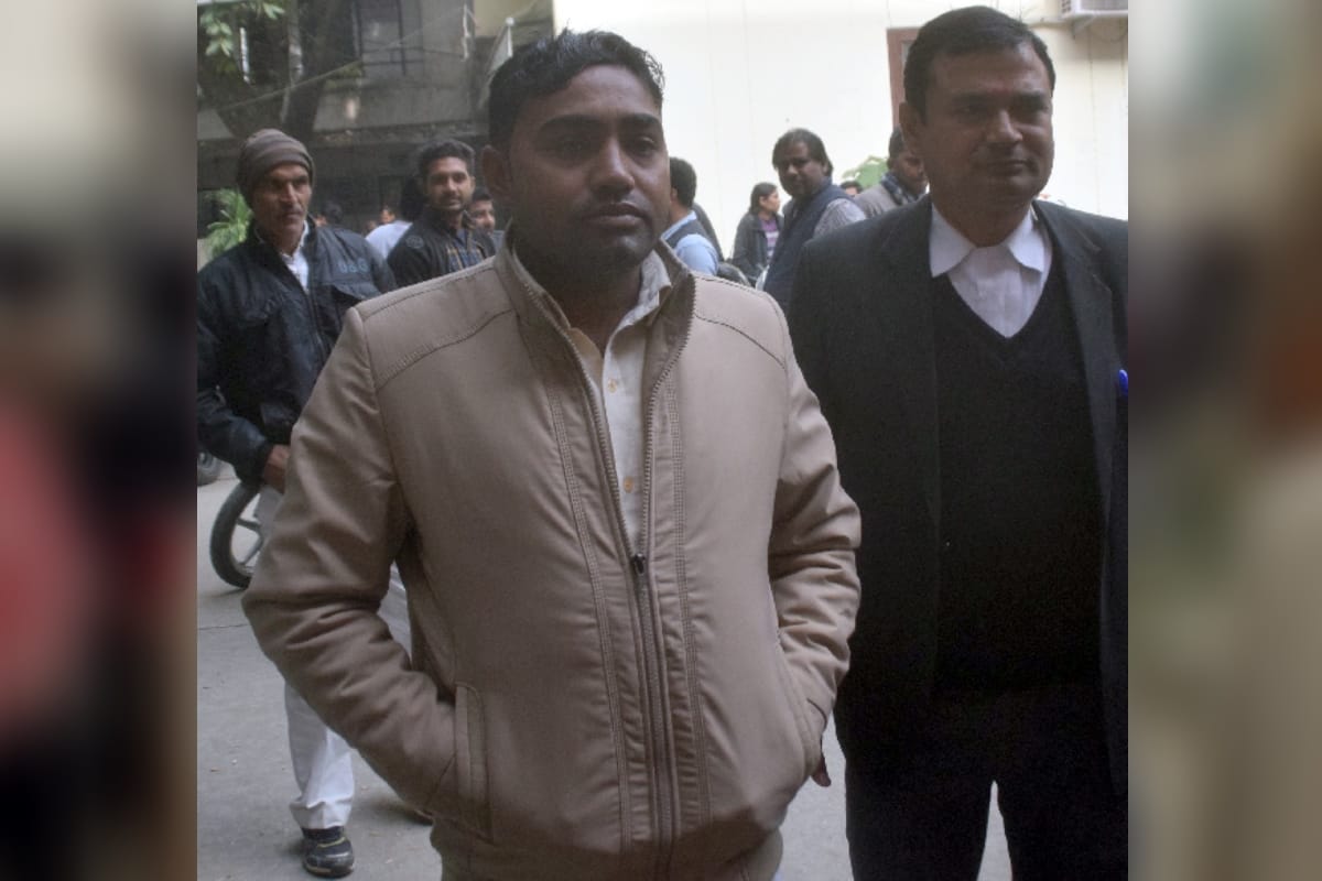 Victims father beaten the rape accused in court in meerut