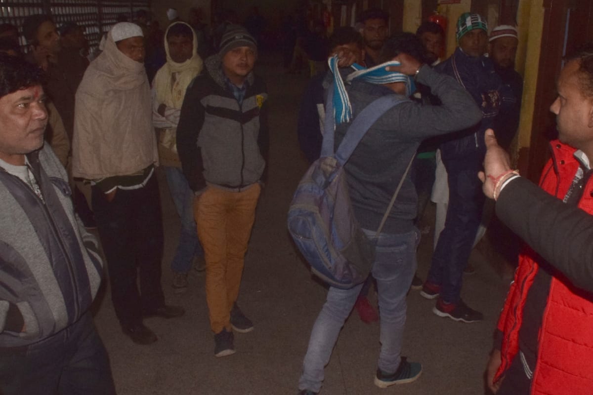 Victims father beaten the rape accused in court in meerut
