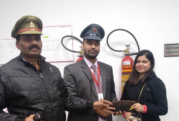 metro staff returned purse to lady in lucknow