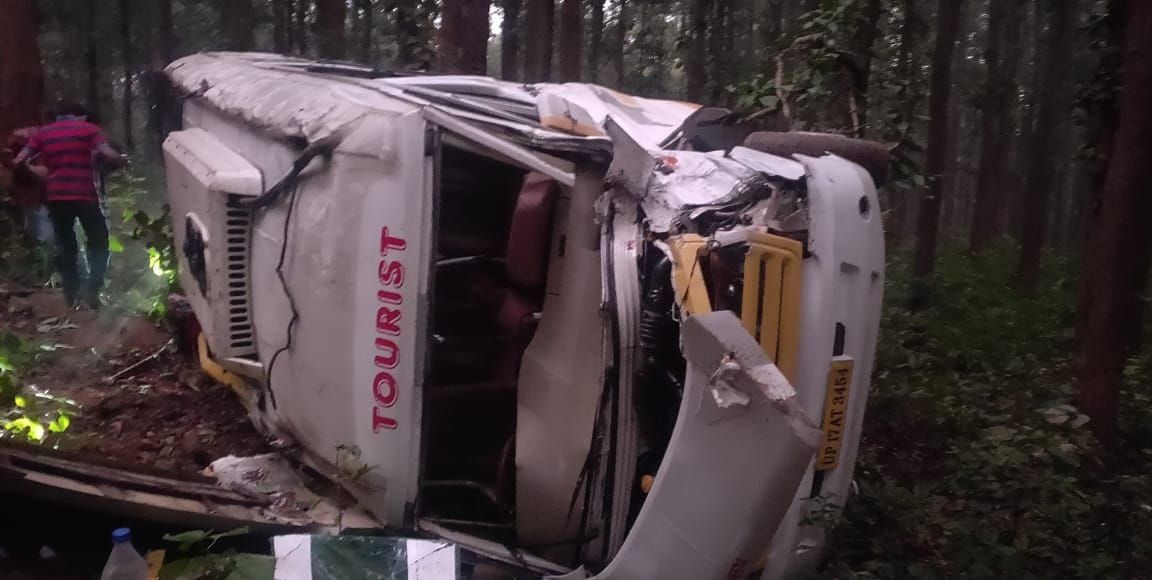 Mini bus filled with tourists overturned near red soil