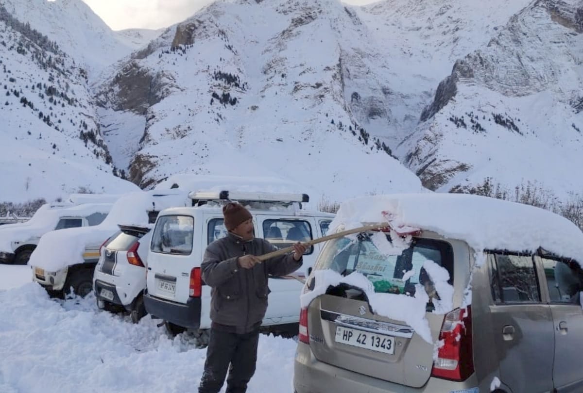 Again fresh snowfall in Rohtang kinnaur tourist not allowed to go to solangnala