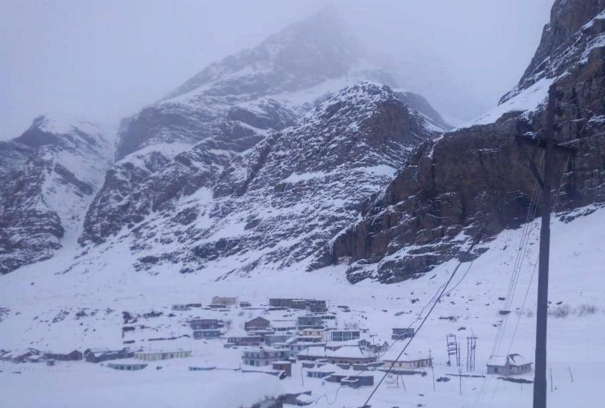 Again fresh snowfall in Rohtang kinnaur tourist not allowed to go to solangnala