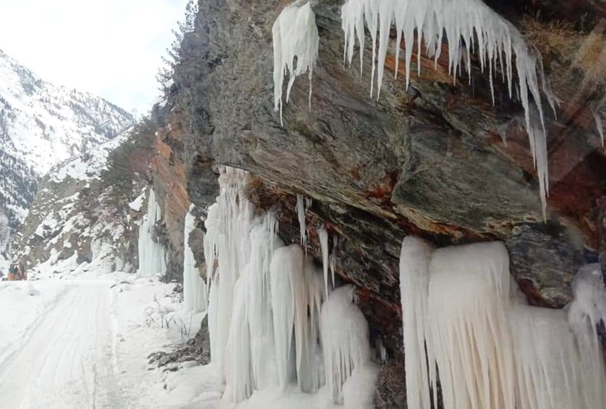 Again fresh snowfall in Rohtang kinnaur tourist not allowed to go to solangnala