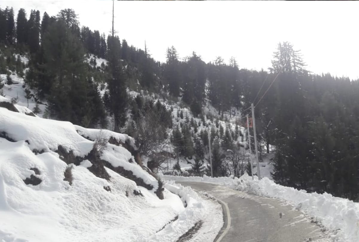 Again fresh snowfall in Rohtang kinnaur tourist not allowed to go to solangnala