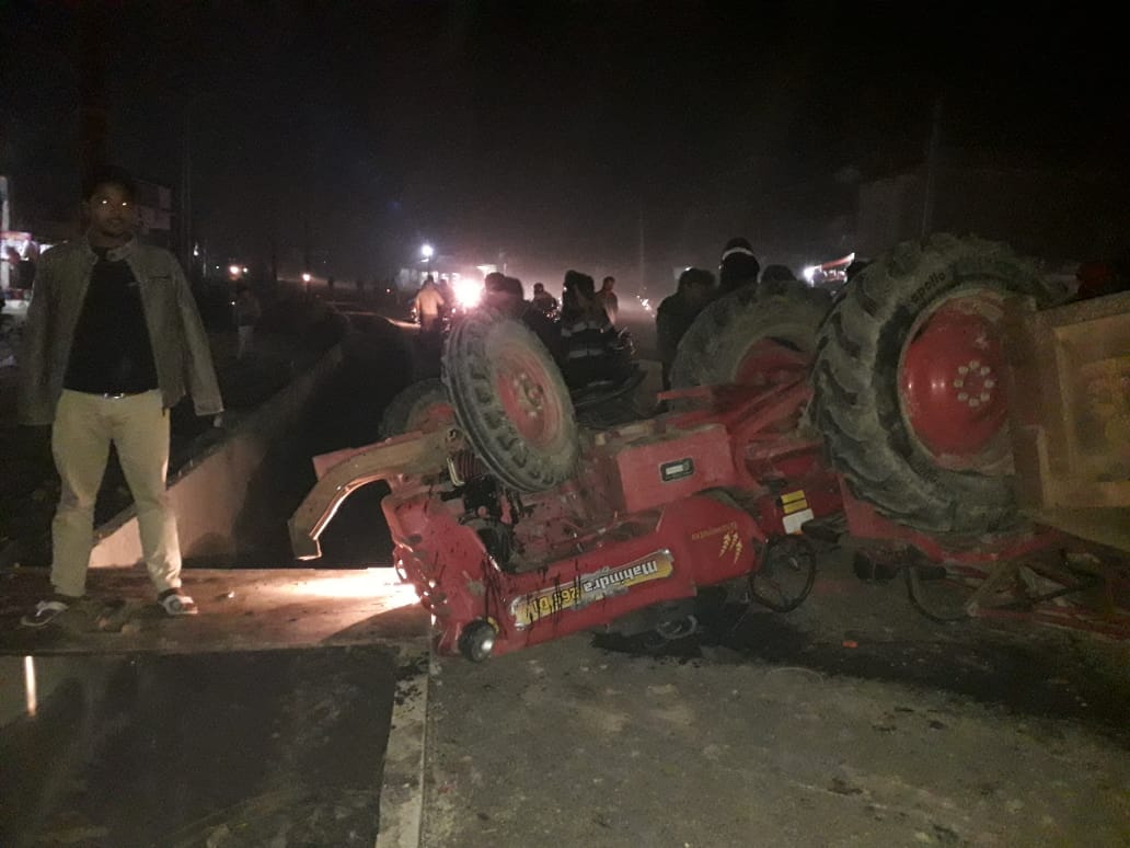 road accident in maharajganj,four injured