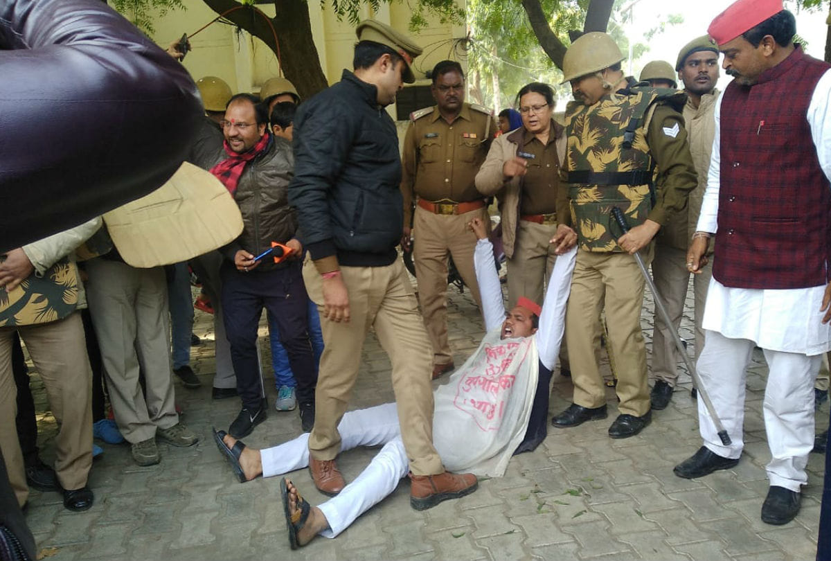 Samajwadi Party Workers Protest Against CAA at Mathura Detained By Police