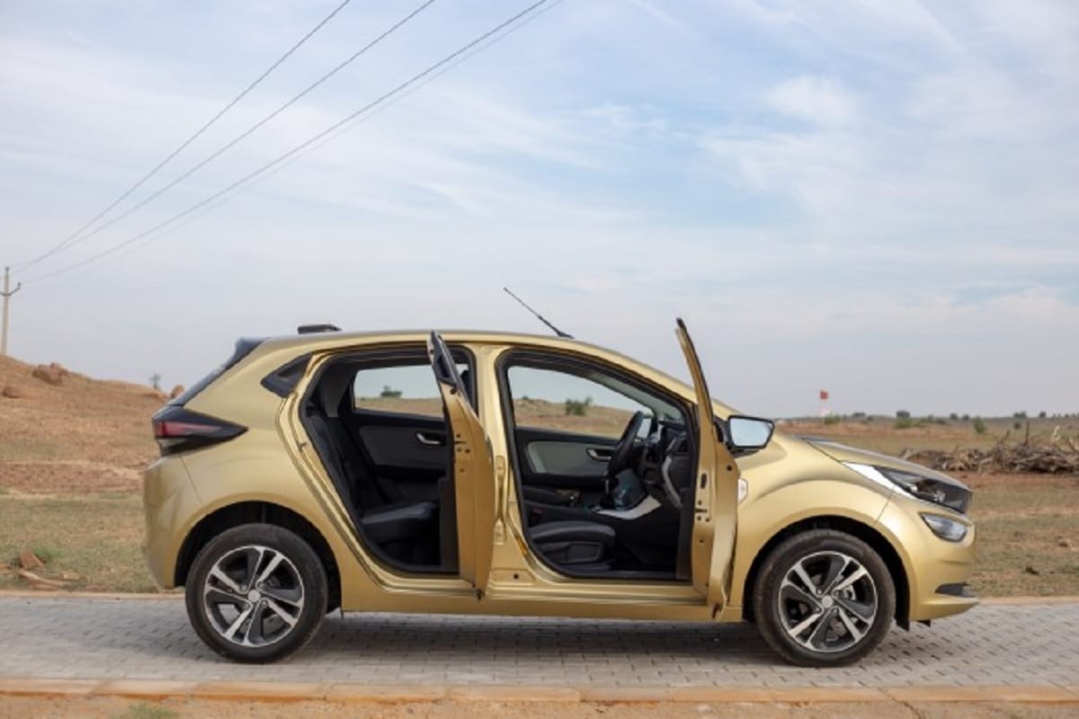 Premium Hatchback Tata Altroz has unique 5 features not available in Maruti Baleno and Hyundai i20
