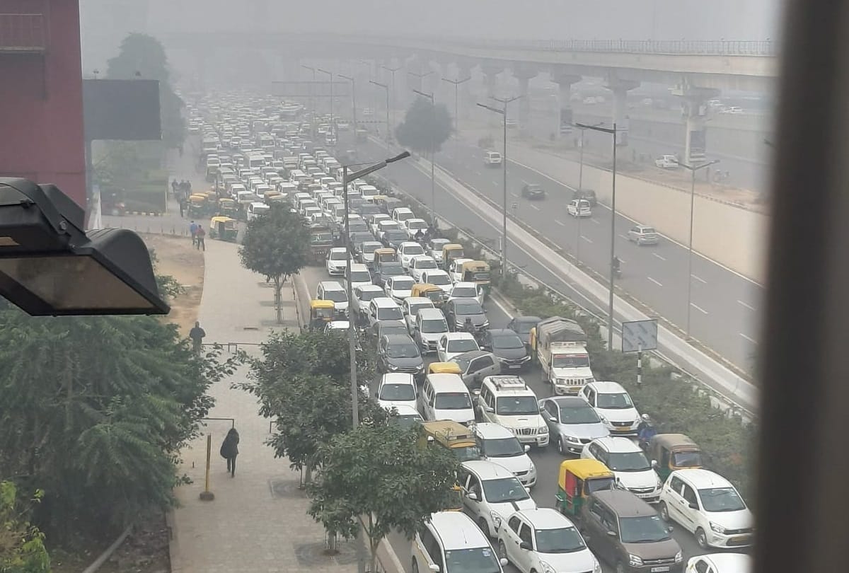 CAA 2019 protest in delhi barricading at delhi gurugram border 10 kilometer traffic jam on highway