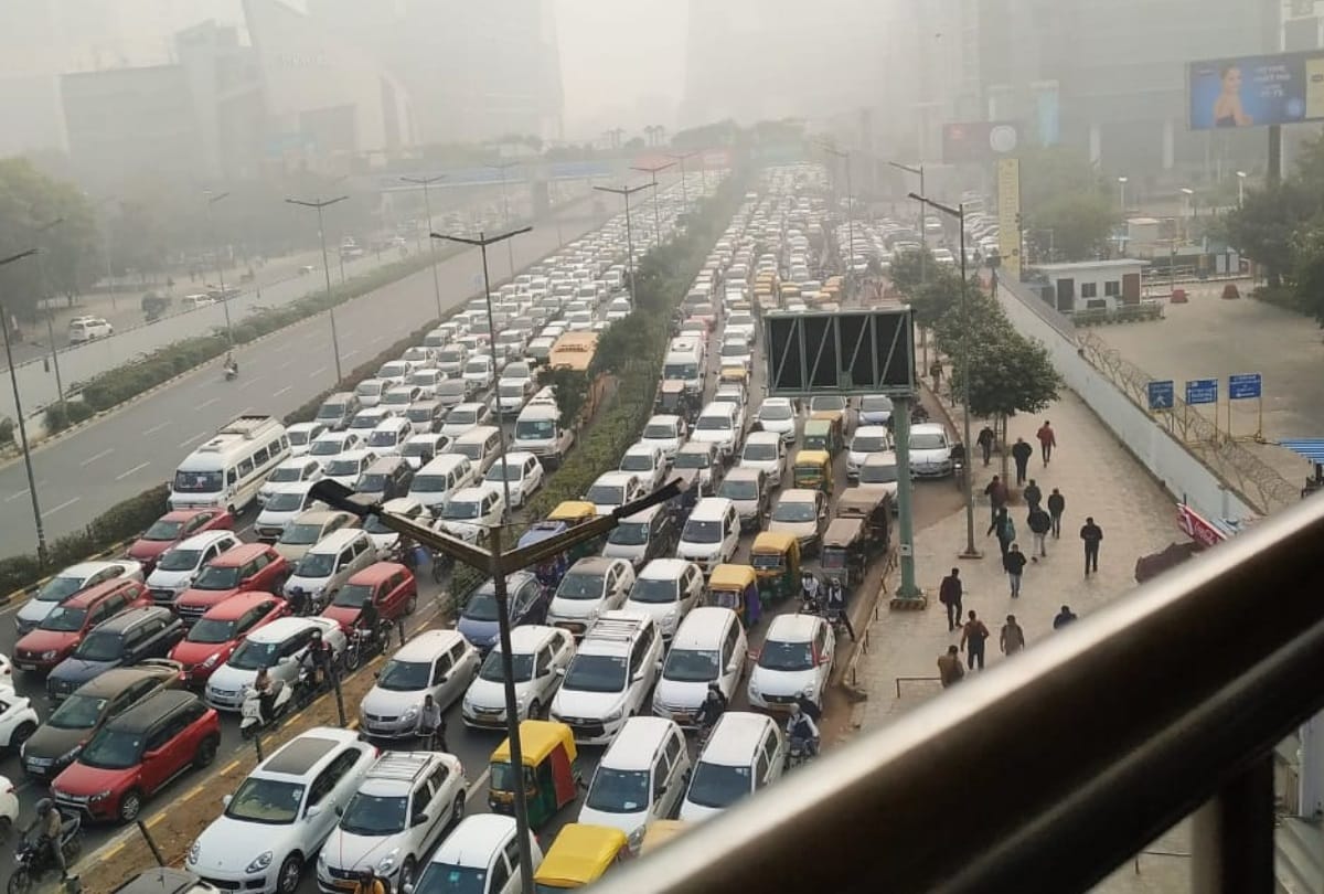 CAA 2019 protest in delhi barricading at delhi gurugram border 10 kilometer traffic jam on highway