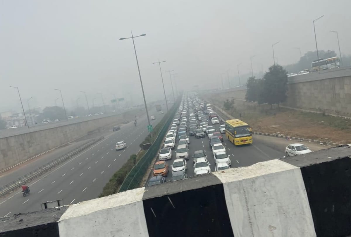 CAA 2019 protest in delhi barricading at delhi gurugram border 10 kilometer traffic jam on highway