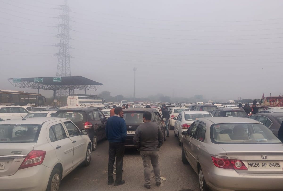 CAA 2019 protest in delhi barricading at delhi gurugram border 10 kilometer traffic jam on highway