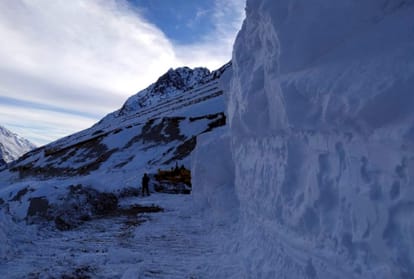 Delhi Weather Today Unabated cold wave in North India, Drass in Ladakh freezing at -30.2°C