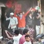 पुलिसवालों को बचाते मुस्लिम युवक