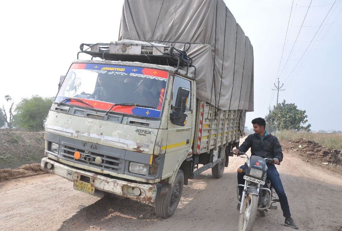 Agra Rohta Digner Road People Wait For Construction