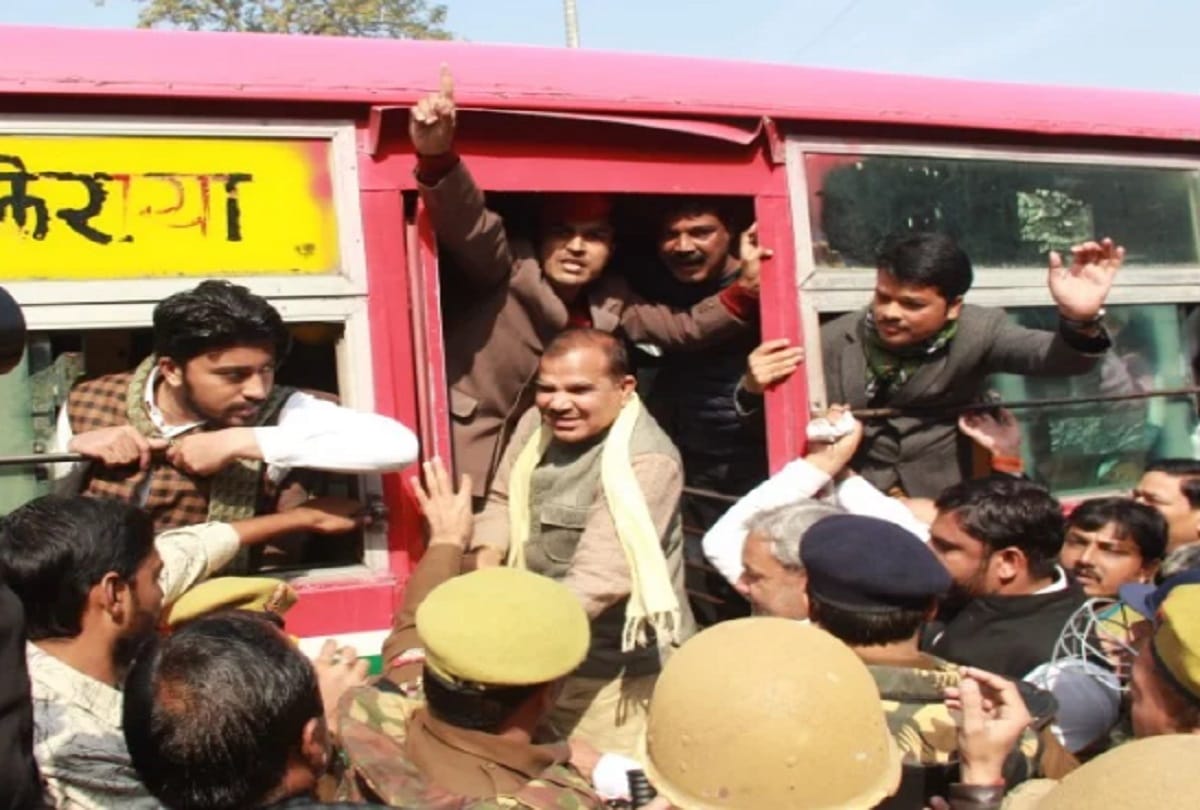 samajwadi party woker arrested during protest to caa