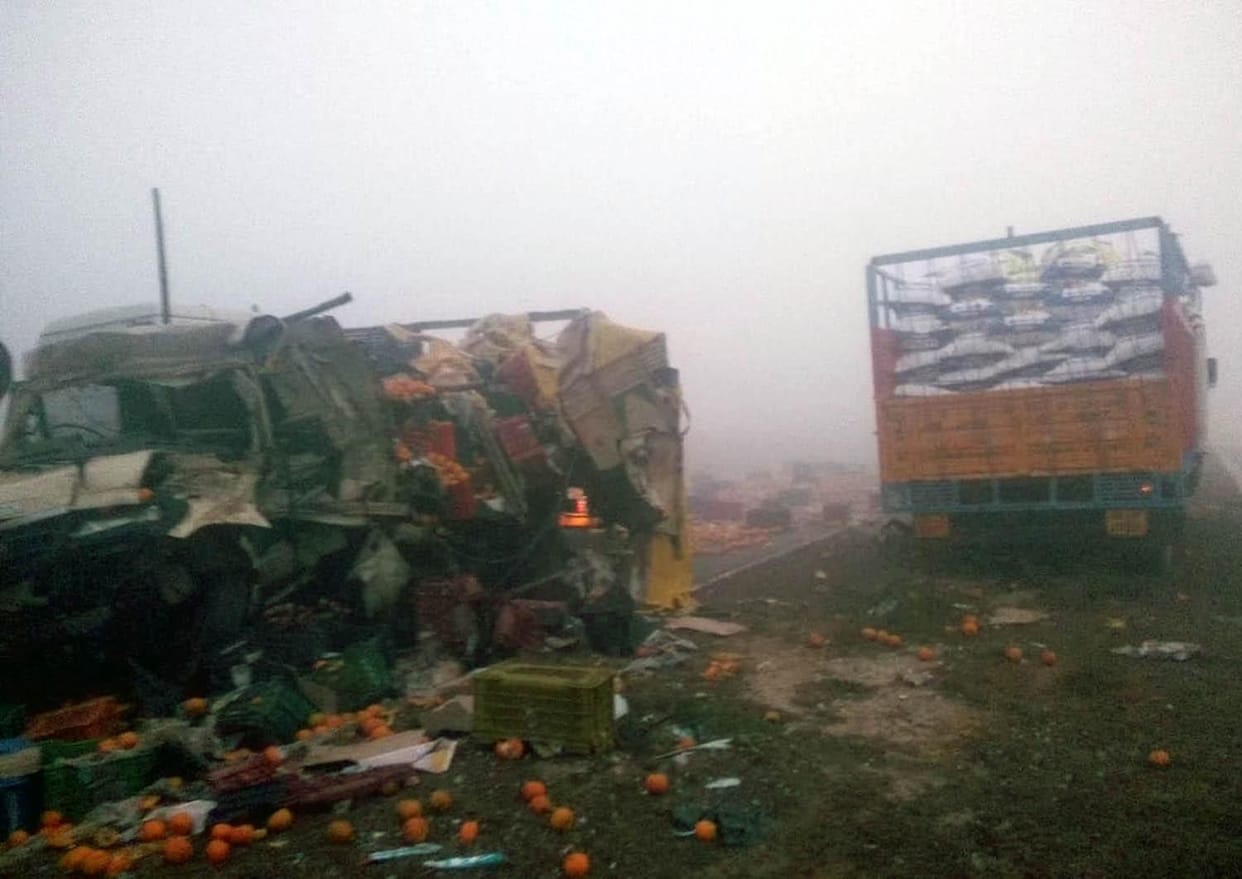 kaintor collides with fog truck not seen due to fog