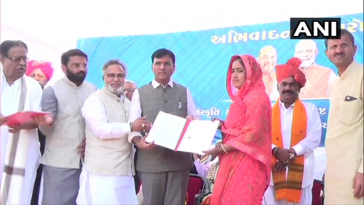 Gujarat: Mansukh Mandaviya handed over Indian citizenship certificates to 7 Pakistani Hindu refugees