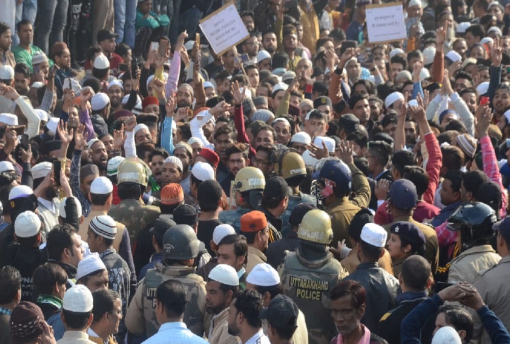 CAA Protest: police control Aggressive public and Ruckus in roorkee haridwar